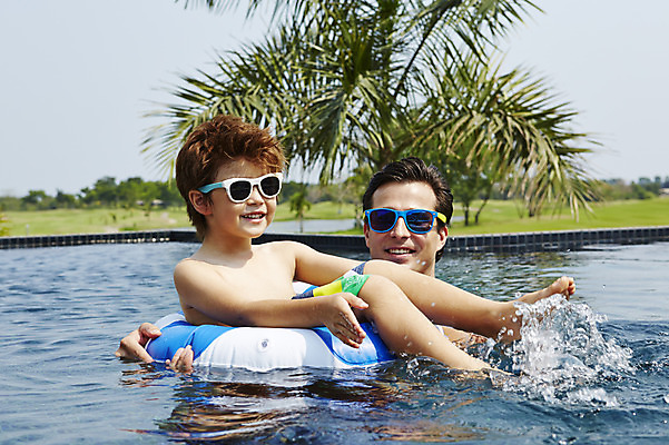 포토 JPG 주간 전신 외국인 해외기획촬영 남자 수영복 아들 어린이 가족 물놀이 수영장 2014년태국 서기 미소 사람 앉기 상반신 성인 야외 두명 앞모습 부모 선글라스 수영 자녀 아빠 즐거움 튜브 부자지간 남자만 국내포토 자연요소 옷 감정 안경 뷰포인트 관계 모션 놀이 표정 인종 수상스포츠 파일형식