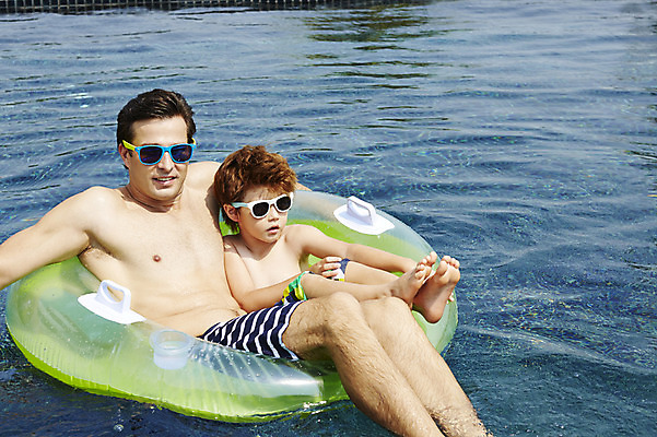 포토 JPG 주간 전신 외국인 해외기획촬영 남자 수영복 아들 어린이 가족 물놀이 수영장 2014년태국 미소 사람 성인 야외 두명 앞모습 부모 선글라스 수영 자녀 수면 아빠 즐거움 튜브 부자지간 남자만 국내포토 자연요소 옷 감정 안경 뷰포인트 관계 놀이 표정 인종 물 수상스포츠 파일형식