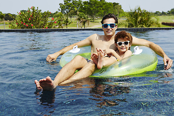 포토 JPG 주간 전신 외국인 해외기획촬영 남자 수영복 아들 어린이 가족 물놀이 수영장 2014년태국 미소 사람 성인 야외 두명 앞모습 부모 선글라스 수영 자녀 수면 아빠 즐거움 튜브 부자지간 남자만 국내포토 자연요소 옷 감정 안경 뷰포인트 관계 놀이 표정 인종 물 수상스포츠 파일형식