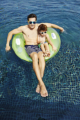 포토 JPG 주간 전신 외국인 해외기획촬영 남자 수영복 아들 어린이 가족 물놀이 수영장 2014년태국 미소 사람 성인 야외 두명 앞모습 부모 하이앵글 선글라스 수영 자녀 수면 아빠 즐거움 튜브 부자지간 남자만 국내포토 자연요소 옷 감정 안경 뷰포인트 관계 놀이 표정 인종 물 수상스포츠 파일형식