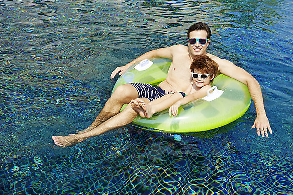 포토 JPG 주간 전신 외국인 해외기획촬영 남자 수영복 아들 어린이 가족 물놀이 수영장 2014년태국 미소 사람 성인 야외 두명 앞모습 부모 선글라스 수영 자녀 수면 아빠 즐거움 튜브 부자지간 남자만 국내포토 자연요소 옷 감정 안경 뷰포인트 관계 놀이 표정 인종 물 수상스포츠 파일형식