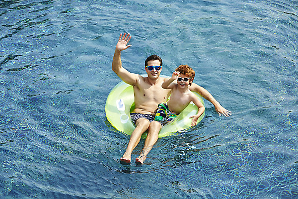 포토 JPG 주간 전신 외국인 해외기획촬영 남자 수영복 아들 어린이 가족 물놀이 수영장 2014년태국 미소 사람 손짓 성인 야외 두명 앞모습 부모 하이앵글 선글라스 수영 자녀 인사 수면 아빠 즐거움 튜브 부자지간 남자만 국내포토 자연요소 옷 감정 안경 뷰포인트 관계 모션 놀이 표정 인종 물 수상스포츠 예절 파일형식