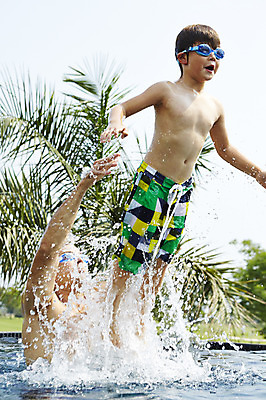 포토 JPG 주간 전신 외국인 해외기획촬영 남자 수영복 아들 어린이 가족 물놀이 수영장 2014년태국 사람 상반신 성인 야외 두명 부모 점프 수영 자녀 아빠 물안경 즐거움 부자지간 남자만 국내포토 자연요소 옷 감정 관계 모션 놀이 인종 수상스포츠 수영용품 파일형식