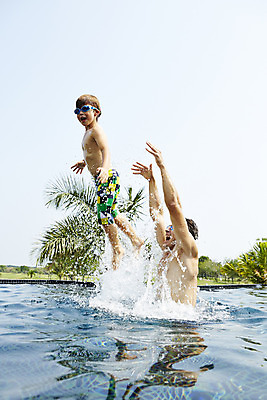 포토 JPG 주간 전신 외국인 해외기획촬영 남자 수영복 아들 어린이 가족 물놀이 수영장 2014년태국 서기 미소 사람 상반신 성인 야외 두명 옆모습 부모 점프 수영 자녀 아빠 물안경 즐거움 부자지간 남자만 국내포토 자연요소 옷 감정 뷰포인트 관계 모션 놀이 표정 인종 수상스포츠 수영용품 파일형식