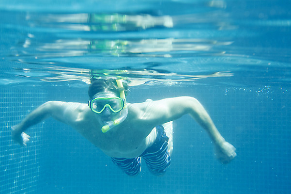 포토 JPG 주간 외국인 해외기획촬영 남자 수영복 물놀이 수영장 2014년태국 한명 사람 상반신 성인 야외 앞모습 수중 수영 잠수 즐거움 잠수경 남자만 남자한명만 성인남자만 성인만 수중사진 국내포토 자연요소 1 옷 감정 뷰포인트 놀이 인종 수상스포츠 물안경 파일형식