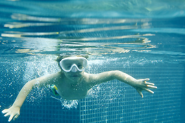 포토 JPG 주간 외국인 해외기획촬영 남자 수영복 어린이 물놀이 수영장 2014년태국 한명 사람 상반신 야외 앞모습 수중 수영 잠수 즐거움 잠수경 남자만 남자한명만 어린이만 소년만 소년한명만 수중사진 국내포토 자연요소 1 옷 감정 뷰포인트 놀이 인종 수상스포츠 물안경 파일형식