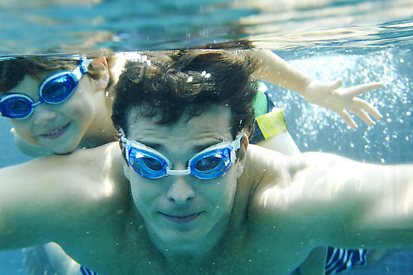 포토 JPG 주간 외국인 해외기획촬영 남자 수영복 아들 어린이 가족 물놀이 수영장 2014년태국 미소 사람 상반신 성인 야외 두명 앞모습 부모 수중 수영 자녀 아빠 물안경 잠수 즐거움 부자지간 남자만 수중사진 국내포토 자연요소 옷 감정 뷰포인트 관계 놀이 표정 인종 수상스포츠 수영용품 파일형식