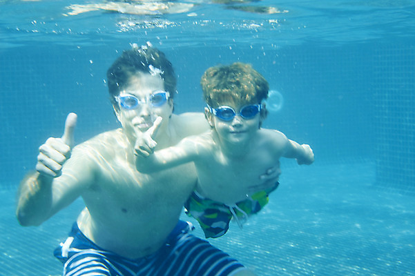 포토 JPG 주간 외국인 해외기획촬영 남자 수영복 아들 어린이 가족 물놀이 수영장 2014년태국 사람 손짓 상반신 성인 야외 두명 앞모습 부모 수중 수영 엄지손가락 자녀 최고 아빠 물안경 잠수 즐거움 부자지간 남자만 수중사진 국내포토 자연요소 옷 감정 뷰포인트 손가락 관계 모션 놀이 인종 수상스포츠 수영용품 파일형식