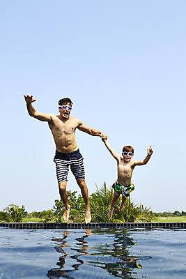 포토 JPG 주간 전신 외국인 해외기획촬영 남자 수영복 아들 어린이 가족 물놀이 수영장 2014년태국 사람 성인 야외 두명 앞모습 부모 손잡기 점프 수영 자녀 아빠 물안경 즐거움 부자지간 남자만 국내포토 자연요소 옷 감정 뷰포인트 관계 모션 놀이 인종 수상스포츠 수영용품 파일형식