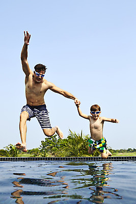 포토 JPG 주간 전신 외국인 해외기획촬영 남자 수영복 아들 어린이 가족 물놀이 수영장 2014년태국 사람 성인 야외 두명 앞모습 부모 점프 자녀 아빠 물안경 즐거움 부자지간 남자만 국내포토 자연요소 옷 감정 뷰포인트 관계 모션 놀이 인종 수영용품 파일형식