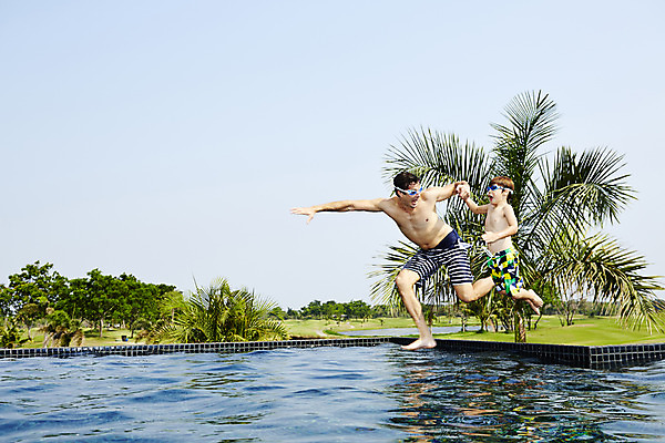 포토 JPG 주간 전신 외국인 해외기획촬영 남자 수영복 아들 어린이 가족 물놀이 수영장 2014년태국 사람 성인 야외 두명 옆모습 부모 손잡기 점프 자녀 아빠 물안경 즐거움 부자지간 남자만 국내포토 자연요소 옷 감정 뷰포인트 관계 모션 놀이 인종 수영용품 파일형식