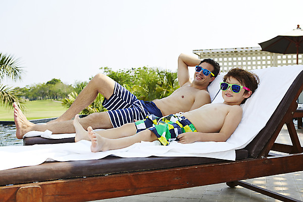 포토 JPG 주간 전신 외국인 해외기획촬영 남자 수영복 아들 어린이 가족 휴식 수영장 2014년태국 미소 사람 성인 야외 두명 옆모습 부모 선글라스 눕기 자녀 아빠 즐거움 선베드 부자지간 남자만 국내포토 자연요소 옷 감정 안경 뷰포인트 컨셉 의자 관계 모션 표정 인종 파일형식