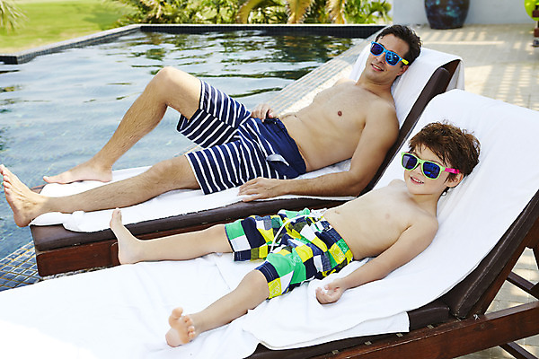 포토 JPG 주간 전신 외국인 해외기획촬영 남자 수영복 아들 어린이 가족 휴식 수영장 2014년태국 미소 사람 성인 야외 두명 옆모습 부모 수건 선글라스 눕기 자녀 아빠 즐거움 선베드 부자지간 남자만 국내포토 자연요소 옷 감정 안경 뷰포인트 컨셉 의자 관계 모션 표정 인종 위생용품 파일형식