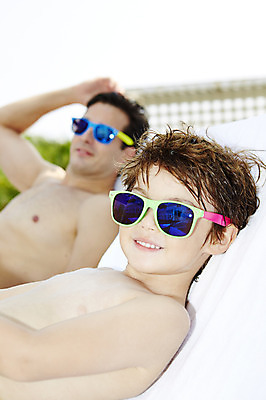 포토 JPG 주간 외국인 해외기획촬영 남자 아들 어린이 가족 휴식 수영장 2014년태국 미소 사람 상반신 성인 야외 두명 옆모습 아웃포커스 부모 수건 선글라스 눕기 자녀 아빠 즐거움 선베드 부자지간 남자만 국내포토 자연요소 감정 안경 뷰포인트 컨셉 의자 관계 모션 촬영기법 표정 인종 위생용품 파일형식