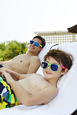 포토 JPG 주간 외국인 해외기획촬영 남자 수영복 아들 어린이 가족 휴식 수영장 2014년태국 미소 사람 상반신 성인 야외 두명 옆모습 부모 수건 선글라스 눕기 자녀 아빠 즐거움 선베드 부자지간 남자만 국내포토 자연요소 옷 감정 안경 뷰포인트 컨셉 의자 관계 모션 표정 인종 위생용품 파일형식