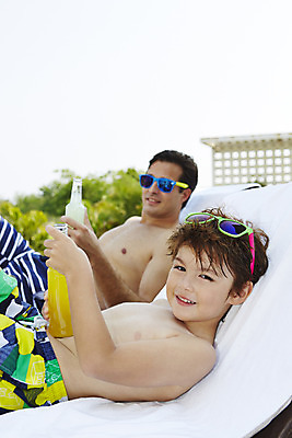 포토 JPG 주간 외국인 해외기획촬영 남자 수영복 아들 음료 어린이 가족 휴식 수영장 2014년태국 미소 들기 사람 성인 야외 두명 옆모습 부모 수건 선글라스 눕기 자녀 아빠 병 즐거움 선베드 부자지간 남자만 국내포토 자연요소 식기 옷 감정 안경 뷰포인트 컨셉 의자 관계 모션 표정 인종 위생용품 파일형식