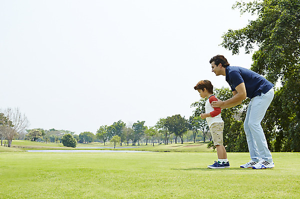 포토 JPG 주간 외국인 나무 해외기획촬영 남자 아들 어린이 가족 놀이 2014년태국 서기 사람 잔디 성인 야외 두명 옆모습 부모 자녀 아빠 즐거움 부자지간 남자만 국내포토 자연요소 식물 감정 뷰포인트 관계 모션 인종 파일형식