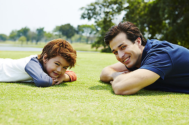 포토 JPG 주간 외국인 해외기획촬영 남자 아들 어린이 엎드리기 가족 휴식 2014년태국 미소 사람 잔디 상반신 성인 야외 두명 옆모습 아웃포커스 부모 자녀 아빠 즐거움 팔베개 부자지간 남자만 국내포토 자연요소 식물 감정 뷰포인트 컨셉 관계 모션 촬영기법 표정 인종 파일형식