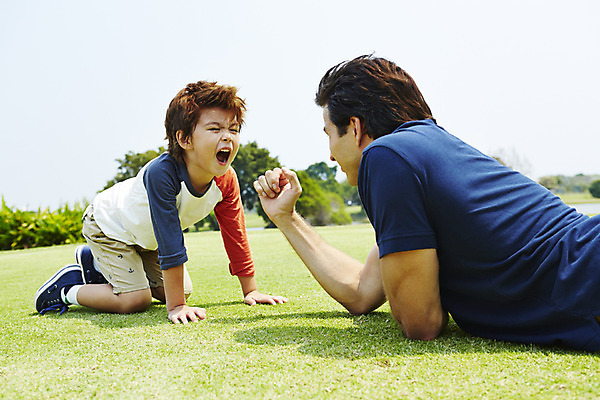 포토 JPG 주간 전신 외국인 해외기획촬영 남자 아들 어린이 엎드리기 가족 놀이 2014년태국 사람 잔디 상반신 성인 야외 두명 옆모습 부모 자녀 아빠 즐거움 부자지간 남자만 국내포토 자연요소 식물 감정 뷰포인트 관계 모션 인종 파일형식