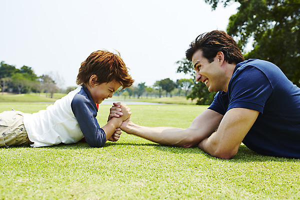 포토 JPG 주간 외국인 나무 해외기획촬영 남자 아들 어린이 엎드리기 가족 놀이 2014년태국 사람 잔디 상반신 성인 야외 두명 옆모습 부모 자녀 아빠 즐거움 팔씨름 부자지간 남자만 국내포토 자연요소 식물 감정 뷰포인트 관계 모션 인종 파일형식