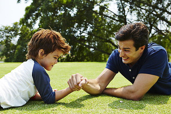 포토 JPG 주간 외국인 나무 해외기획촬영 남자 아들 어린이 엎드리기 가족 놀이 2014년태국 사람 잔디 상반신 성인 야외 두명 앞모습 부모 자녀 아빠 즐거움 팔씨름 부자지간 남자만 국내포토 자연요소 식물 감정 뷰포인트 관계 모션 인종 파일형식