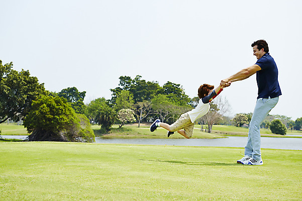 포토 JPG 주간 전신 외국인 나무 해외기획촬영 남자 아들 어린이 가족 놀이 매달리기 2014년태국 서기 사람 잔디 성인 야외 두명 옆모습 부모 자녀 아빠 즐거움 돌리기 부자지간 남자만 국내포토 자연요소 식물 감정 뷰포인트 관계 모션 인종 파일형식