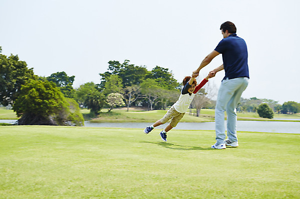 포토 JPG 주간 전신 외국인 나무 해외기획촬영 남자 아들 어린이 가족 놀이 매달리기 2014년태국 서기 사람 잔디 성인 야외 두명 부모 자녀 아빠 즐거움 돌리기 부자지간 남자만 국내포토 자연요소 식물 감정 관계 모션 인종 파일형식