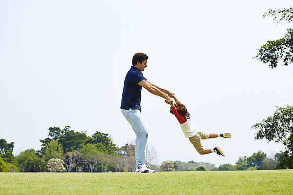 포토 JPG 주간 전신 외국인 나무 해외기획촬영 남자 아들 어린이 가족 놀이 매달리기 2014년태국 서기 사람 잔디 성인 야외 두명 옆모습 부모 자녀 아빠 즐거움 돌리기 부자지간 남자만 국내포토 자연요소 식물 감정 뷰포인트 관계 모션 인종 파일형식