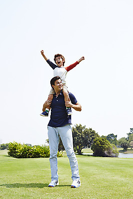 포토 JPG 주간 전신 외국인 해외기획촬영 남자 아들 어린이 가족 2014년태국 서기 사람 앉기 잔디 성인 야외 두명 앞모습 부모 손들기 외침 만세 자녀 목말 아빠 즐거움 부자지간 남자만 국내포토 자연요소 식물 감정 뷰포인트 관계 모션 인종 소리 파일형식