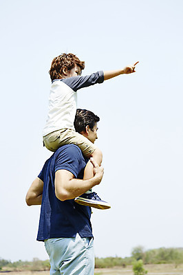 포토 JPG 주간 전신 외국인 해외기획촬영 남자 아들 어린이 가족 하늘 2014년태국 서기 사람 앉기 손짓 상반신 성인 야외 두명 옆모습 부모 자녀 가리킴 목말 아빠 즐거움 부자지간 남자만 국내포토 자연요소 감정 뷰포인트 관계 모션 인종 파일형식