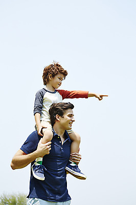 포토 JPG 주간 전신 외국인 해외기획촬영 응시 남자 아들 어린이 가족 하늘 2014년태국 서기 사람 앉기 손짓 상반신 성인 야외 두명 앞모습 부모 자녀 가리킴 목말 아빠 즐거움 부자지간 남자만 국내포토 자연요소 시선 감정 뷰포인트 관계 모션 인종 파일형식