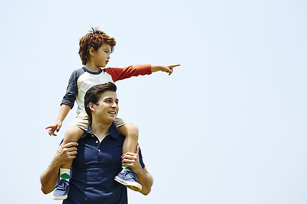 포토 JPG 주간 전신 외국인 해외기획촬영 남자 아들 어린이 가족 하늘 2014년태국 서기 미소 사람 앉기 손짓 상반신 성인 야외 두명 앞모습 부모 자녀 가리킴 목말 아빠 즐거움 부자지간 남자만 국내포토 자연요소 감정 뷰포인트 관계 모션 표정 인종 파일형식