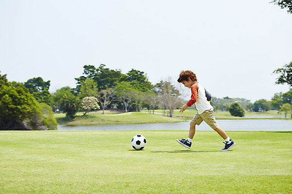 포토 JPG 주간 전신 외국인 해외기획촬영 남자 어린이 축구공 놀이 2014년태국 한명 사람 잔디 야외 옆모습 달리기 축구 즐거움 남자만 남자한명만 어린이만 소년만 소년한명만 국내포토 자연요소 식물 1 감정 뷰포인트 공 축구용품 모션 인종 구기 파일형식