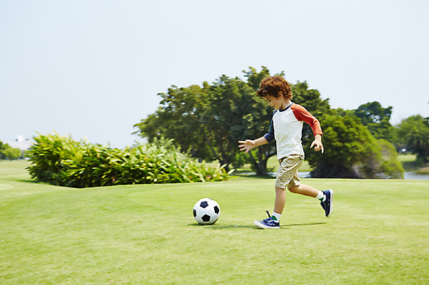 포토 JPG 주간 전신 외국인 해외기획촬영 남자 어린이 축구공 놀이 2014년태국 한명 사람 잔디 성인 야외 옆모습 달리기 축구 풀 즐거움 남자만 남자한명만 국내포토 자연요소 식물 1 감정 뷰포인트 공 축구용품 모션 인종 구기 파일형식