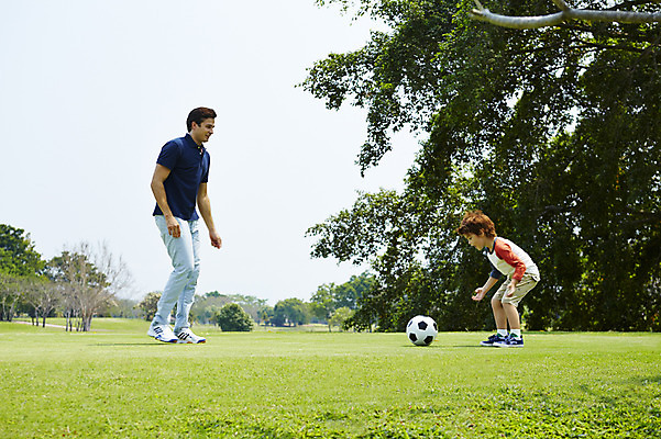 포토 JPG 주간 전신 외국인 나무 해외기획촬영 남자 아들 어린이 축구공 가족 놀이 2014년태국 서기 사람 잔디 성인 야외 두명 옆모습 부모 축구 자녀 아빠 즐거움 부자지간 남자만 국내포토 자연요소 식물 감정 뷰포인트 공 축구용품 관계 모션 인종 구기 파일형식