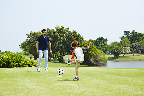 포토 JPG 주간 전신 외국인 나무 해외기획촬영 남자 아들 어린이 축구공 가족 놀이 2014년태국 서기 사람 잔디 성인 야외 두명 앞모습 뒷모습 부모 축구 자녀 아빠 킥 즐거움 부자지간 남자만 국내포토 자연요소 식물 감정 뷰포인트 공 축구용품 관계 모션 인종 구기 파일형식
