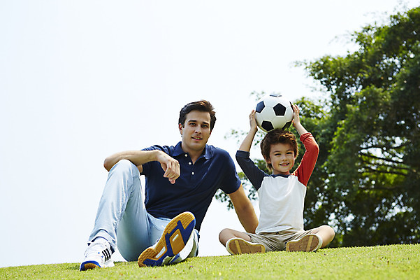 포토 JPG 주간 전신 외국인 나무 해외기획촬영 남자 아들 어린이 축구공 가족 휴식 2014년태국 미소 들기 사람 앉기 잔디 성인 야외 두명 앞모습 부모 자녀 아빠 즐거움 부자지간 남자만 국내포토 자연요소 식물 감정 뷰포인트 컨셉 공 축구용품 관계 모션 표정 인종 파일형식