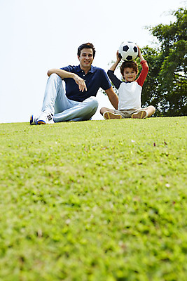 포토 JPG 주간 전신 외국인 나무 해외기획촬영 남자 아들 어린이 축구공 가족 휴식 2014년태국 미소 들기 사람 앉기 잔디 성인 야외 두명 앞모습 부모 자녀 아빠 즐거움 부자지간 남자만 국내포토 자연요소 식물 감정 뷰포인트 컨셉 공 축구용품 관계 모션 표정 인종 파일형식