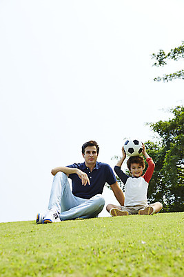 포토 JPG 주간 전신 외국인 나무 해외기획촬영 남자 아들 어린이 축구공 가족 휴식 2014년태국 미소 들기 사람 앉기 잔디 성인 야외 두명 앞모습 부모 자녀 아빠 즐거움 부자지간 남자만 국내포토 자연요소 식물 감정 뷰포인트 컨셉 공 축구용품 관계 모션 표정 인종 파일형식