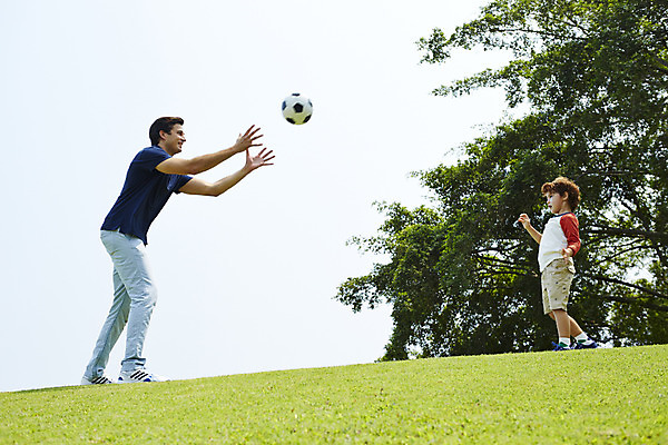 포토 JPG 주간 전신 외국인 나무 해외기획촬영 남자 아들 어린이 축구공 가족 놀이 2014년태국 서기 사람 잔디 성인 야외 두명 옆모습 부모 자녀 던지기 아빠 즐거움 공놀이 부자지간 남자만 국내포토 자연요소 식물 감정 뷰포인트 공 축구용품 관계 모션 인종 파일형식