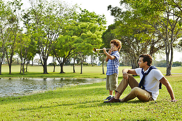 포토 JPG 주간 전신 외국인 나무 해외기획촬영 남자 아들 어린이 악기 연주 가족 휴식 2014년태국 서기 사람 앉기 잔디 성인 야외 두명 옆모습 부모 자녀 연못 아빠 즐거움 트럼펫 부자지간 남자만 국내포토 자연요소 식물 감정 음악 뷰포인트 컨셉 관계 모션 인종 금관악기 파일형식