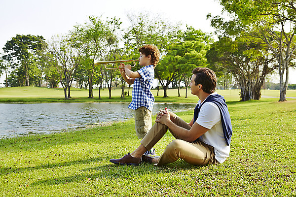 포토 JPG 주간 전신 외국인 나무 해외기획촬영 남자 아들 어린이 악기 연주 가족 휴식 2014년태국 사람 앉기 잔디 성인 야외 두명 옆모습 부모 자녀 연못 아빠 즐거움 트럼펫 부자지간 남자만 국내포토 자연요소 식물 감정 음악 뷰포인트 컨셉 관계 모션 인종 금관악기 파일형식