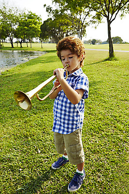 포토 JPG 주간 전신 외국인 나무 해외기획촬영 남자 어린이 악기 연주 2014년태국 한명 서기 사람 잔디 야외 연못 즐거움 트럼펫 남자만 남자한명만 어린이만 소년한명만 국내포토 자연요소 식물 1 감정 음악 모션 인종 금관악기 소년만 파일형식