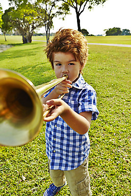 포토 JPG 주간 외국인 나무 해외기획촬영 남자 어린이 악기 연주 2014년태국 한명 서기 사람 잔디 야외 앞모습 즐거움 트럼펫 남자만 남자한명만 어린이만 소년한명만 국내포토 자연요소 식물 1 감정 음악 뷰포인트 모션 인종 금관악기 소년만 파일형식