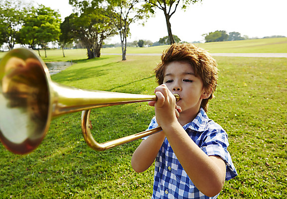포토 JPG 주간 외국인 나무 해외기획촬영 남자 어린이 악기 연주 2014년태국 한명 서기 사람 잔디 상반신 야외 즐거움 트럼펫 남자만 남자한명만 어린이만 소년만 소년한명만 국내포토 자연요소 식물 1 감정 음악 모션 인종 금관악기 파일형식