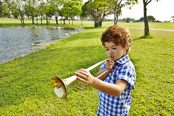 포토 JPG 주간 외국인 나무 해외기획촬영 남자 어린이 악기 연주 2014년태국 한명 서기 사람 잔디 상반신 야외 연못 즐거움 트럼펫 남자만 남자한명만 어린이만 소년만 소년한명만 국내포토 자연요소 식물 1 감정 음악 모션 인종 금관악기 파일형식