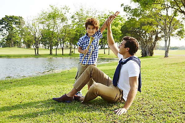 포토 JPG 주간 전신 외국인 나무 해외기획촬영 남자 아들 어린이 악기 가족 휴식 2014년태국 서기 미소 사람 앉기 손짓 잔디 성인 야외 두명 앞모습 옆모습 부모 자녀 아빠 즐거움 트럼펫 하이파이브 부자지간 남자만 국내포토 자연요소 식물 감정 음악 뷰포인트 컨셉 관계 모션 표정 인종 금관악기 파일형식
