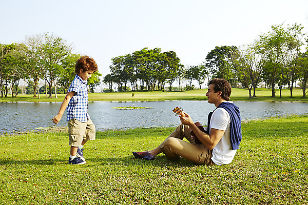 포토 JPG 주간 전신 외국인 나무 해외기획촬영 남자 아들 어린이 악기 연주 가족 휴식 2014년태국 서기 사람 앉기 잔디 성인 야외 두명 옆모습 부모 자녀 연못 아빠 우쿨렐레 즐거움 부자지간 남자만 국내포토 자연요소 식물 감정 음악 뷰포인트 컨셉 관계 모션 현악기 인종 파일형식