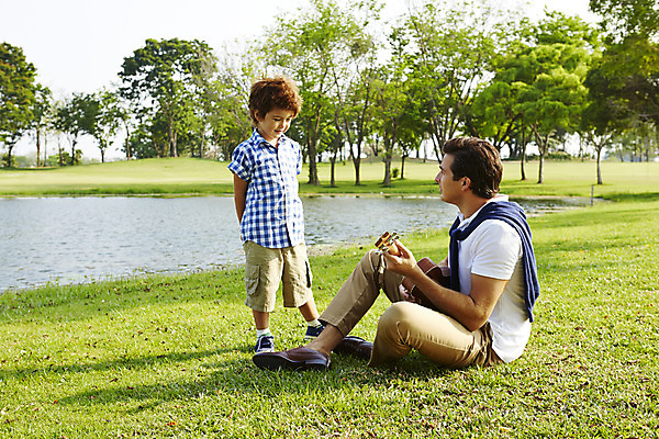 포토 JPG 주간 전신 외국인 나무 해외기획촬영 남자 아들 어린이 악기 연주 가족 휴식 2014년태국 서기 사람 앉기 잔디 성인 야외 두명 옆모습 부모 자녀 연못 아빠 우쿨렐레 즐거움 부자지간 남자만 국내포토 자연요소 식물 감정 음악 뷰포인트 컨셉 관계 모션 현악기 인종 파일형식