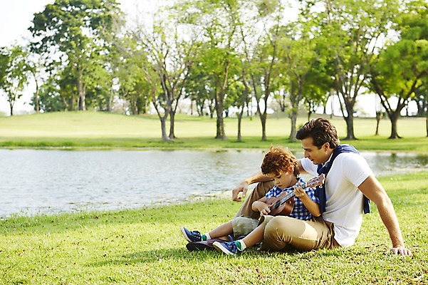 포토 JPG 주간 전신 외국인 나무 해외기획촬영 남자 아들 어린이 악기 연주 가족 휴식 2014년태국 사람 앉기 잔디 성인 야외 두명 옆모습 부모 자녀 연못 아빠 우쿨렐레 즐거움 부자지간 남자만 국내포토 자연요소 식물 감정 음악 뷰포인트 컨셉 관계 모션 현악기 인종 파일형식